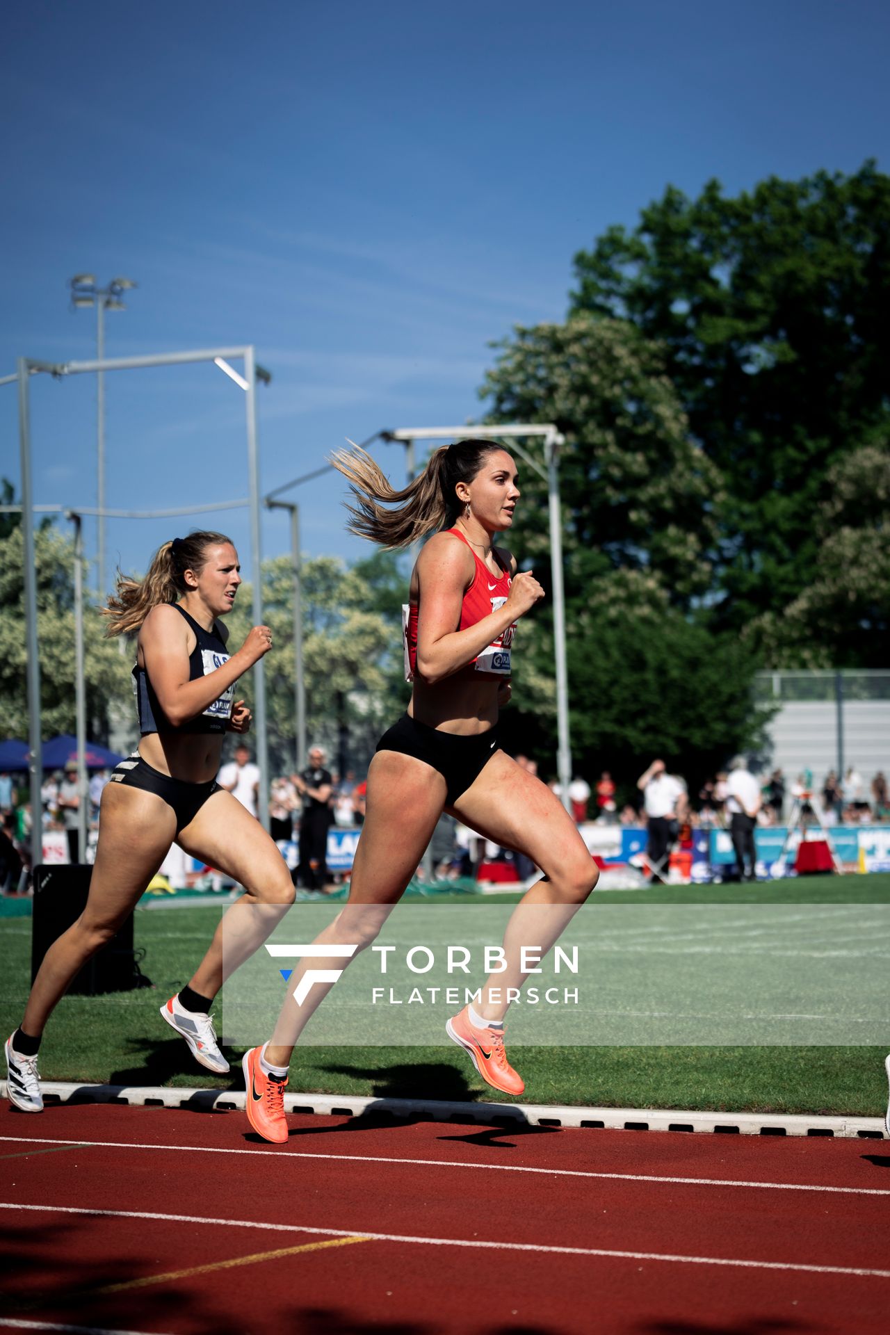 Sophie Weißenberg (TSV Bayer 04 Leverkusen) vor Hanne Maudens (BEL) ueber 800m am 08.05.2022 beim Stadtwerke Ratingen Mehrkampf-Meeting 2022 in Ratingen